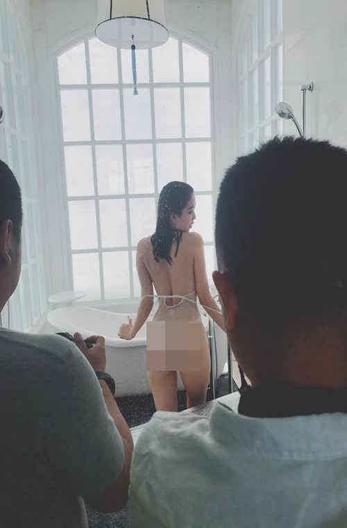 Chán bikini Ngọc Trinh tung bộ ảnh áo dài nền nã quý cô xưa Titanic