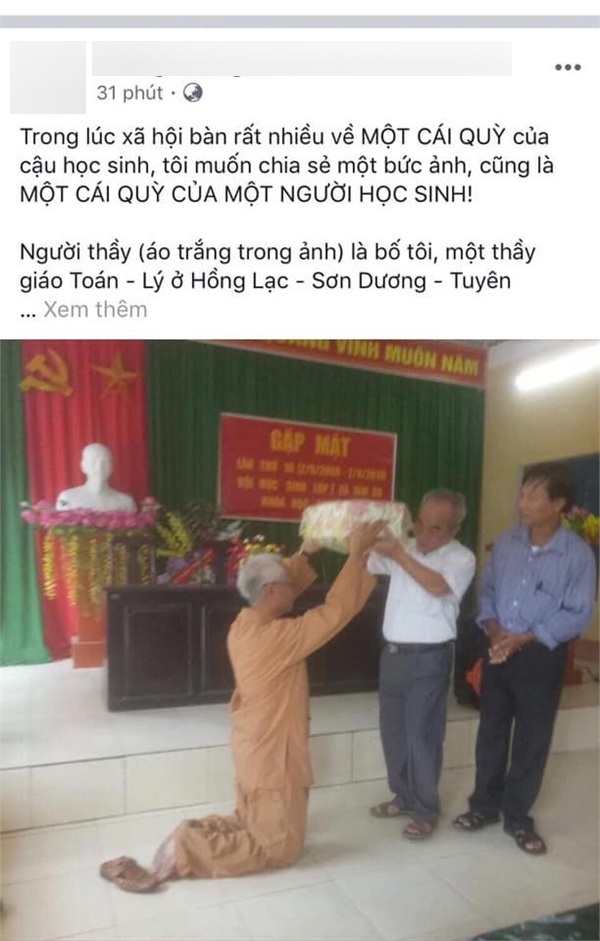 Xúc động với hình ảnh người học trò hơn t uổi quỳ gối tặng quà cho thầy giáo cũ nhân ngày họp