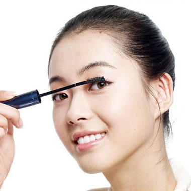 Bấm mi cong tự nhiên, chuốt mascara chuẩn - Hình 1
