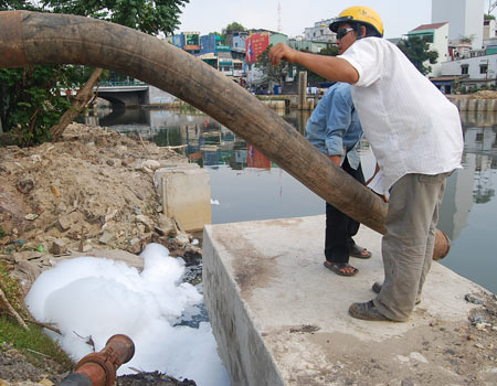 Dân hoang mang vì bọt trắng xuất hiện đầy kênh Nhiêu Lộc - Hình 2