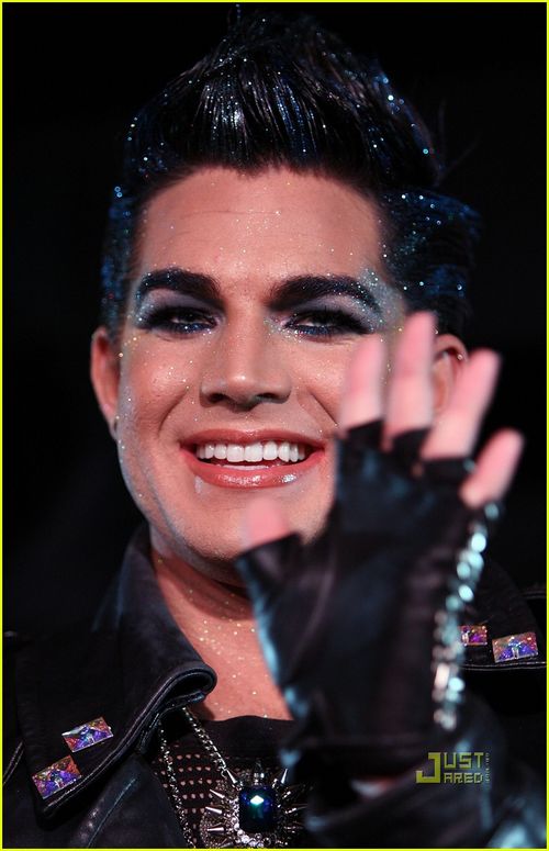 Adam Lambert biểu diễn cực sung tại Nhật; JLS - hậu duệ của *NSYNC? - Hình 1
