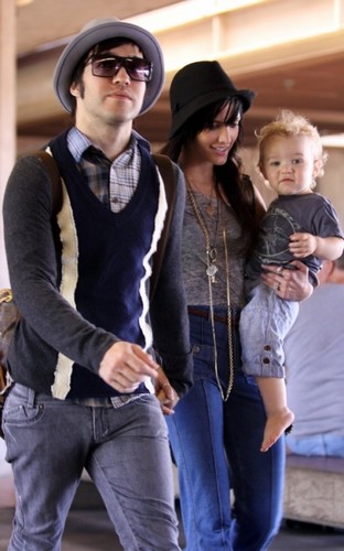 Bám càng nhà Ashlee Simpson đập phá Hawaii - Hình 2