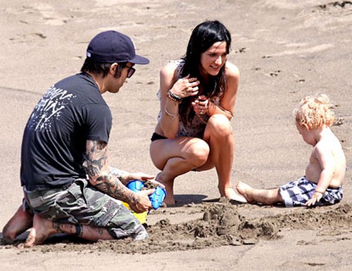 Bám càng nhà Ashlee Simpson đập phá Hawaii - Hình 6