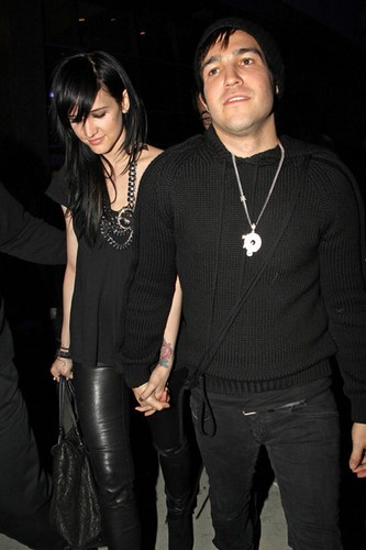 Bám càng nhà Ashlee Simpson đập phá Hawaii - Hình 11