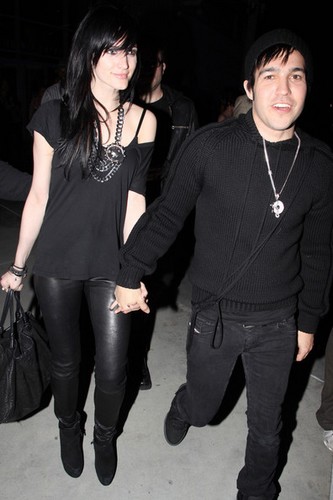 Bám càng nhà Ashlee Simpson đập phá Hawaii - Hình 10