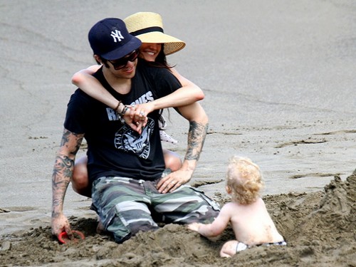 Bám càng nhà Ashlee Simpson đập phá Hawaii - Hình 5