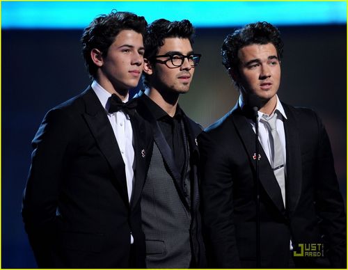 Joe Jonas nối gót Nick Jonas đánh quả lẻ - Hình 1