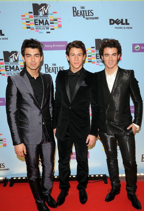 Joe Jonas nối gót Nick Jonas đánh quả lẻ - Hình 4