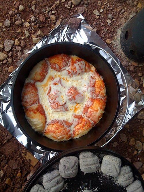 Tự tạo lò nướng pizza từ một chiếc nồi - Hình 9