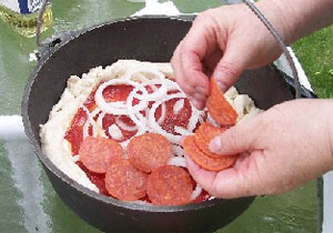 Tự tạo lò nướng pizza từ một chiếc nồi - Hình 3