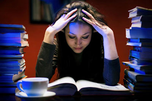 Có nên học bài khuya? - Hình 1