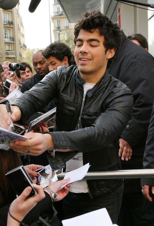 Joe Jonas nối gót Nick Jonas đánh quả lẻ - Hình 2
