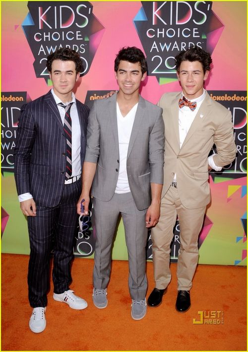 Joe Jonas nối gót Nick Jonas đánh quả lẻ - Hình 3