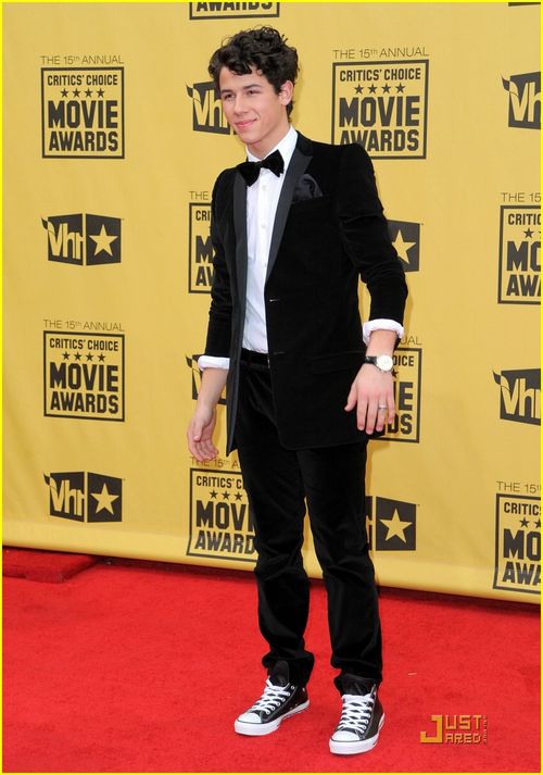 Joe Jonas nối gót Nick Jonas đánh quả lẻ - Hình 5