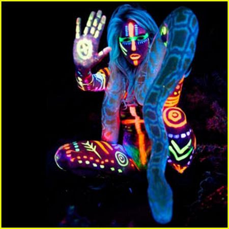 Ke$ha khóa môi tình củm và uốn éo cùng trăn thật ấn tượng - Hình 5