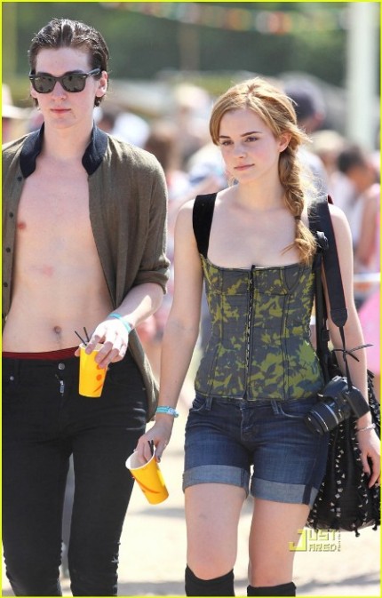 Phù thủy nhỏ Emma Watson khoe làn da trắng nõn nà - Hình 17