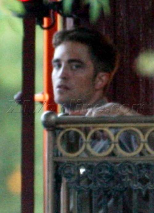 Hú hồn khi Robert Pattinson nhảy tàu - Hình 10