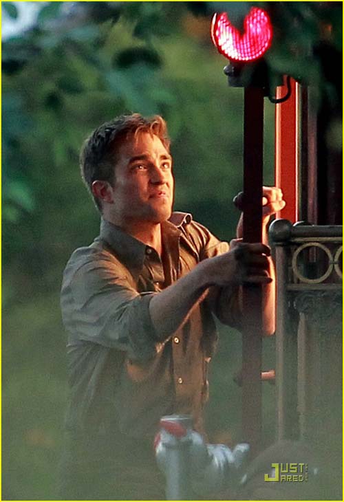 Hú hồn khi Robert Pattinson nhảy tàu - Hình 6