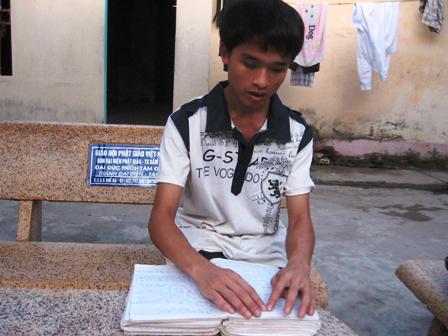 Cậu bạn khiếm thị làm tẩm quất nuôi ước mơ giảng đường ĐH - Hình 1