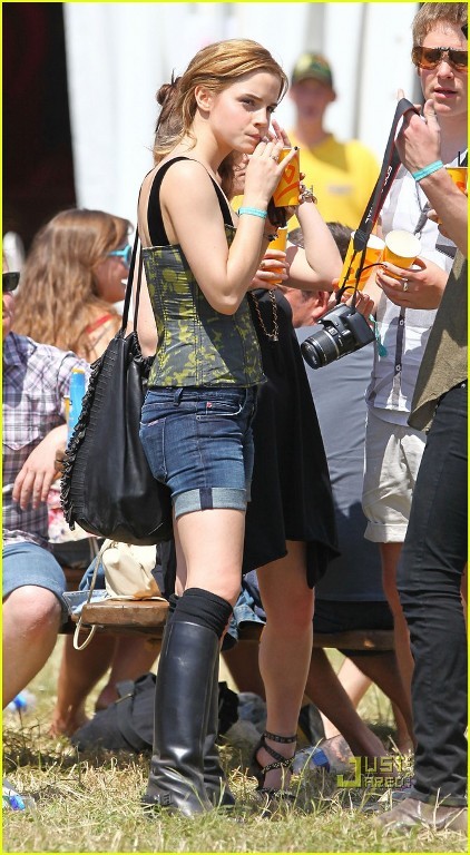 Phù thủy nhỏ Emma Watson khoe làn da trắng nõn nà - Hình 11