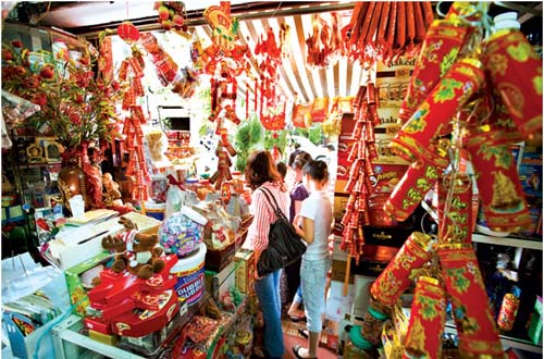 Chi tiền mua đẳng cấp ở chợ Tết nhà giàu? - Hình 1