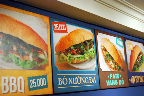 Tiệm bánh mì Ta: Tiệm bánh mì Ta là một thương hiệu bánh mì nổi tiếng tại Việt Nam. Với phương châm “Sự ấm áp từ tâm”, tiệm bánh mì Ta đã thu hút giới trẻ và các tầng lớp khách hàng khác. Sản phẩm của tiệm bánh mì được đánh giá là đa dạng với nhiều lựa chọn, đảm bảo chất lượng và giá cả phải chăng.