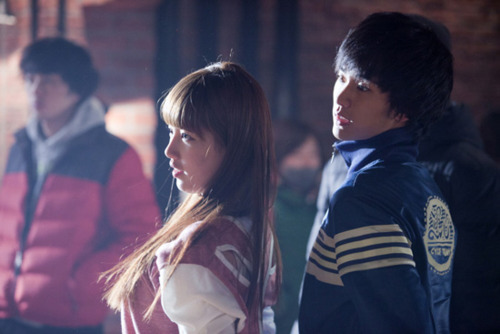 Taecyeon bất ngờ hôn Suzy thắm thiết - Hình 14