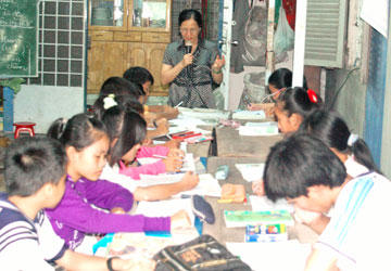 Hết lòng vì học trò nghèo - Bài 1: Dạy tiếng Anh giữa rừng cao su - Hình 1