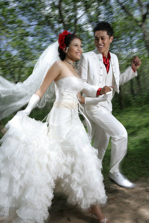 Áo cưới đơn giản mà quyến rũ - Hình 2