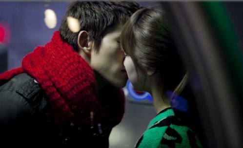 Taecyeon bất ngờ hôn Suzy thắm thiết - Hình 2