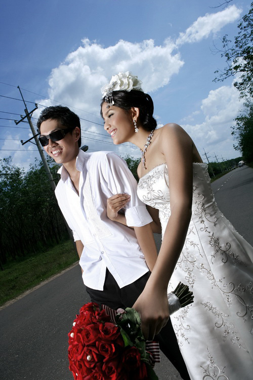 Áo cưới đơn giản mà quyến rũ - Hình 5