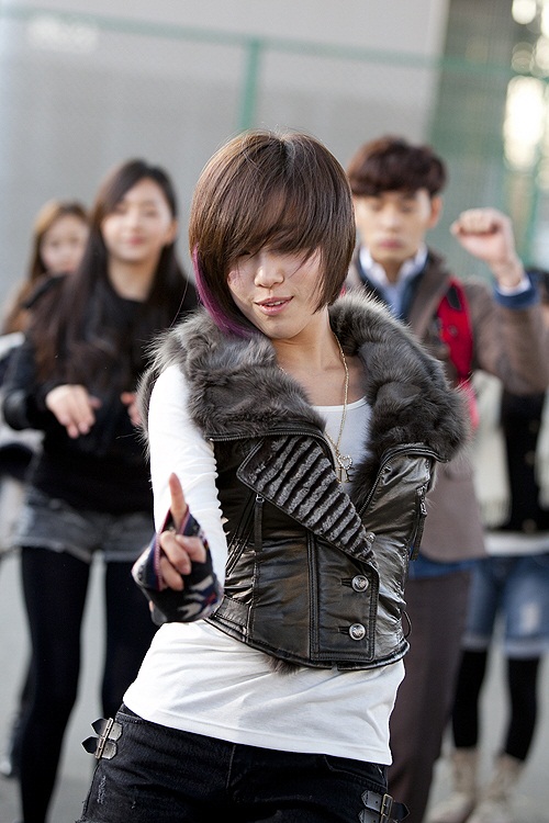 Taecyeon bất ngờ hôn Suzy thắm thiết - Hình 11