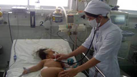 Be gai suyt chêt vi me ep uông sưa - Hình 1