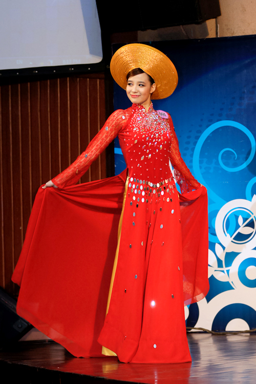 Diễm Hương rực rỡ đi chấm thi sắc đẹp - Hình 11