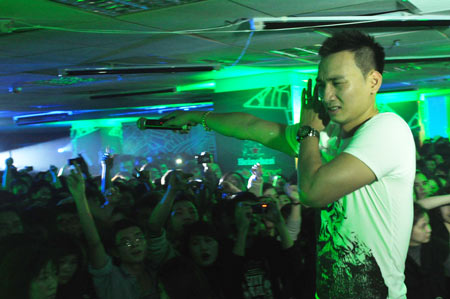 Giới trẻ Hà thành bùng nổ cùng phù thủy DJ Craze - Hình 2
