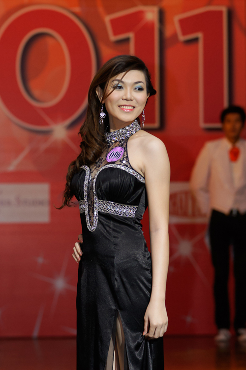 Diễm Hương rực rỡ đi chấm thi sắc đẹp - Hình 10