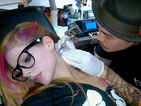 Avril Lavigne khoe ảnh đi xăm hình - Hình 1