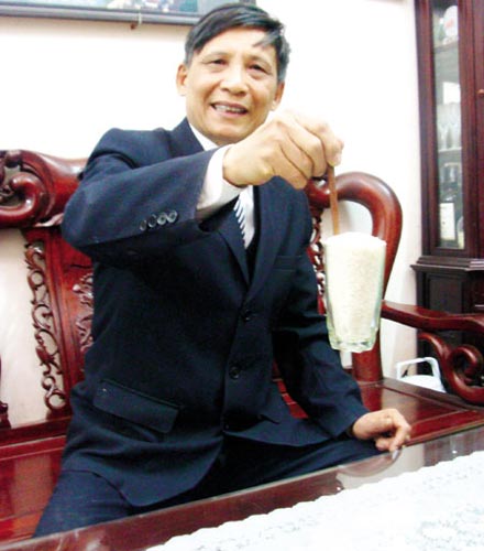 Dị nhân đa tài dựng trứng trên đầu đũa - Hình 1