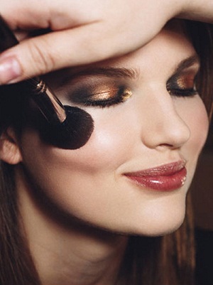 Make up để nổi bật vào buổi tối - Hình 1