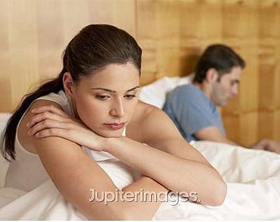 Đứng đợi trước cửa phòng hoan lạc của chồng với gái lạ - Hình 1