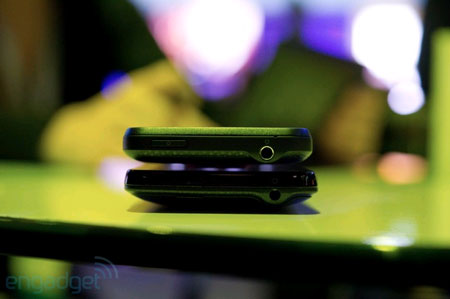 Anh em HTC EVO 3D và EVO 4G đọ dáng - Hình 8