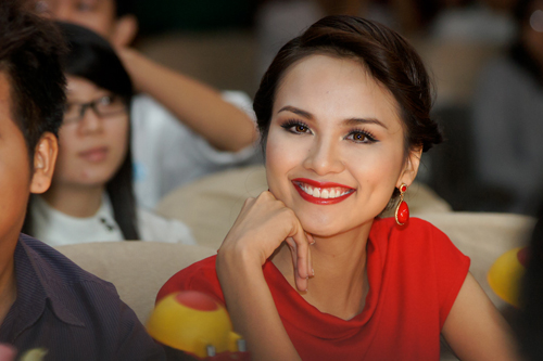 Diễm Hương rực rỡ đi chấm thi sắc đẹp - Hình 3