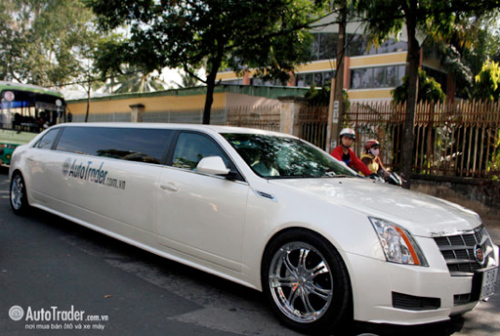 Màn cầu hôn với xe Limousine độc đáo tại Việt Nam - Hình 1