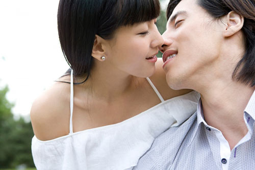Kĩ thuật hôn đàn ông hiệu quả - Hình 2