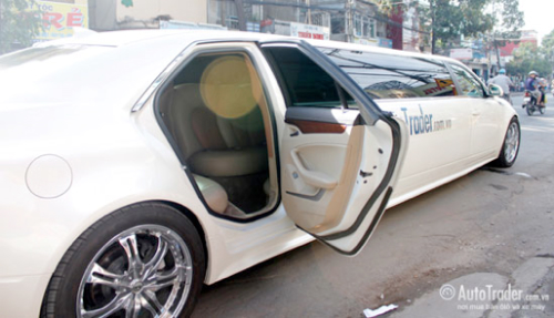 Màn cầu hôn với xe Limousine độc đáo tại Việt Nam - Hình 2