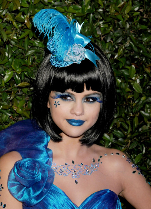 Selena Gomez khoe môi xanh ấn tượng - Hình 5