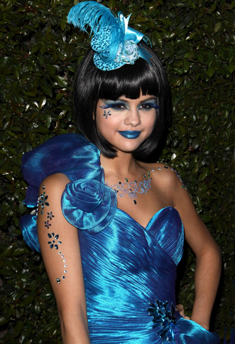 Selena Gomez khoe môi xanh ấn tượng - Hình 2
