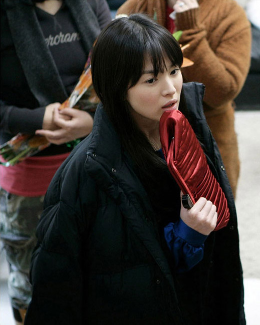 Song Hye Kyo xinh đẹp mộc mạc trên phim trường - Hình 2