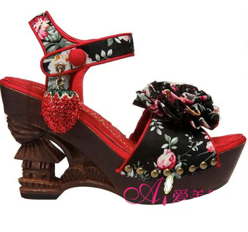 Ấn tượng với giầy dép cao gót in hoa - Hình 2