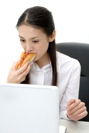 Ăn uống của chị em nơi công sở - Hình 1